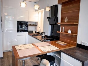 Kühlschrank, Mikrowelle, Geschirrspüler, Kochgeschirr/Geschirr/Besteck