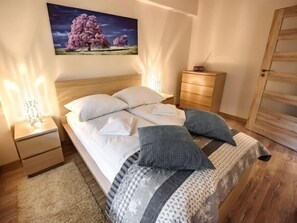 1 bedroom, desk, iron/ironing board, Internet