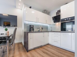 Refrigerador, microondas, lavavajillas y utensilios de cocina 