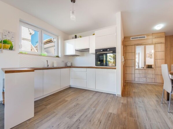 Kühlschrank, Mikrowelle, Geschirrspüler, Kochgeschirr/Geschirr/Besteck