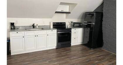 New 1 Bedroom Apartment with Parking 5