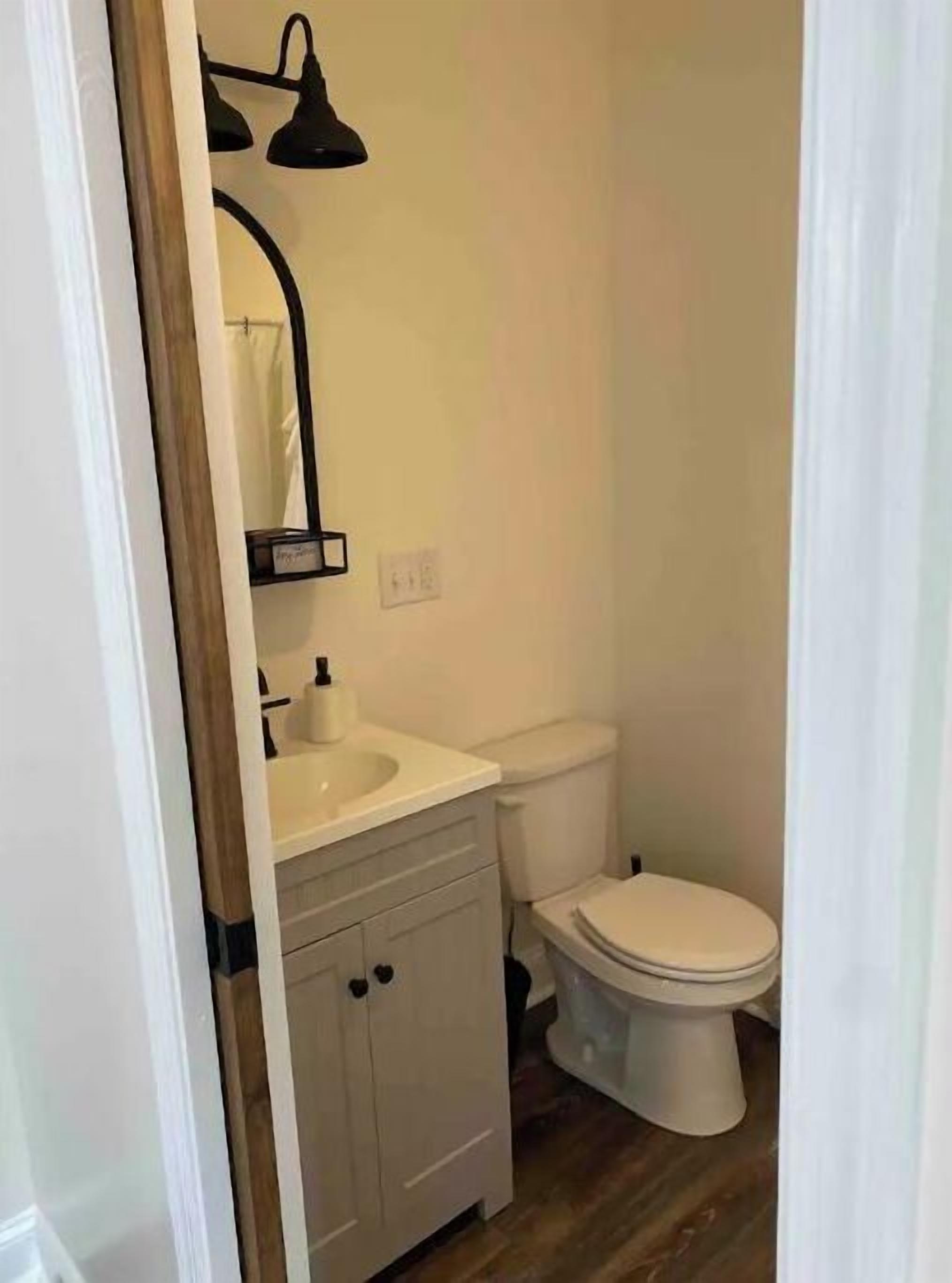 Combined shower/tub, toilet paper