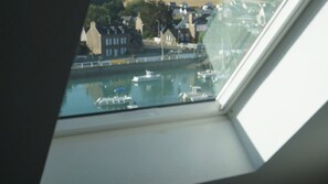 2 chambres, bureau, fer et planche à repasser