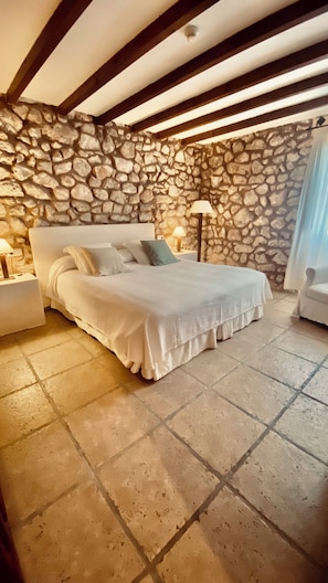 Standard-Suite | 1 Schlafzimmer, hochwertige Bettwaren, Daunenbettdecken, Minibar