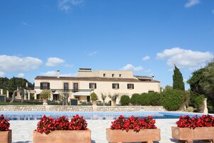 Outdoor pool, pool umbrellas, sun loungers