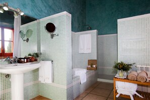 Suite estándar | Baño | Secadora de cabello, batas, pantuflas, toallas 