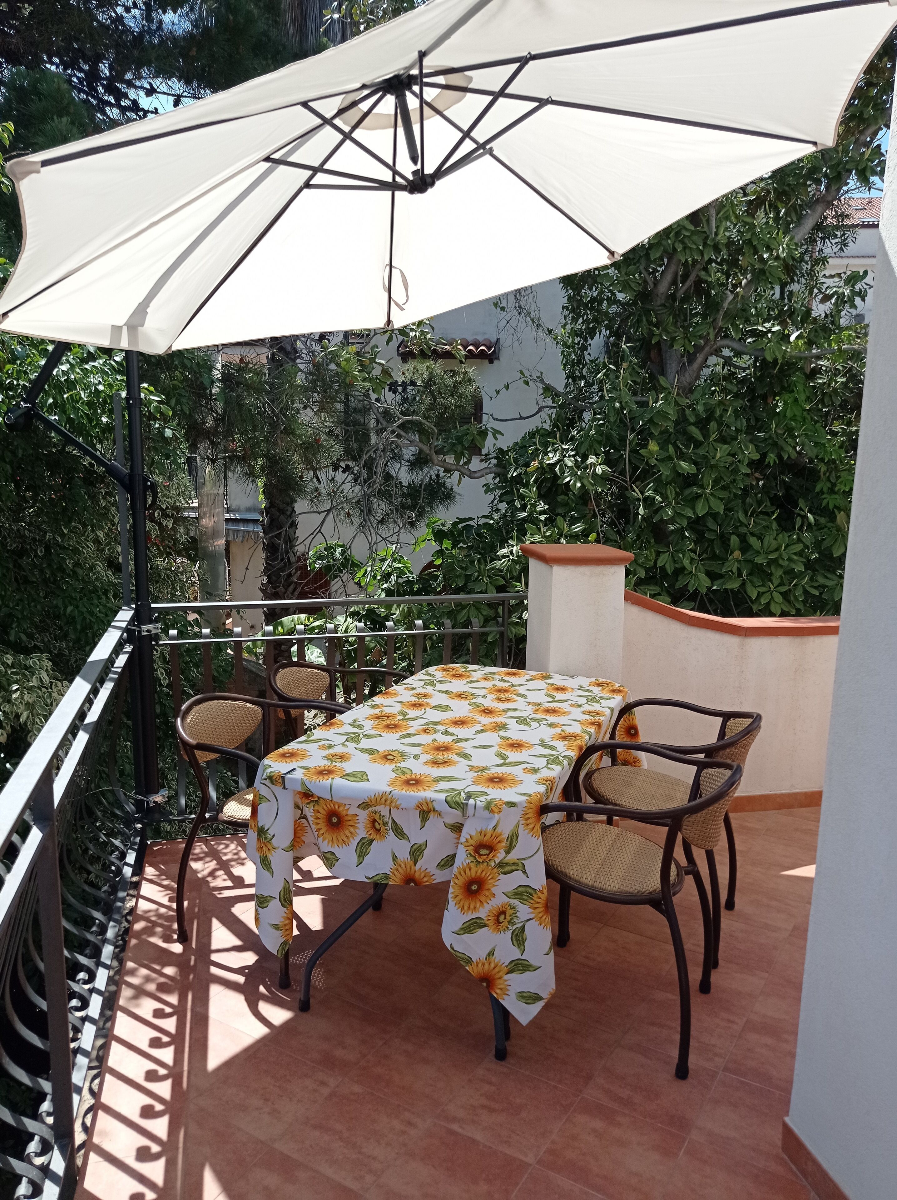 CASA 'A MARINA garden and beach villa a stone's throw from the sea