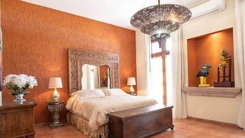 Habitación Deluxe | Caja de seguridad en la habitación y decoración personalizada