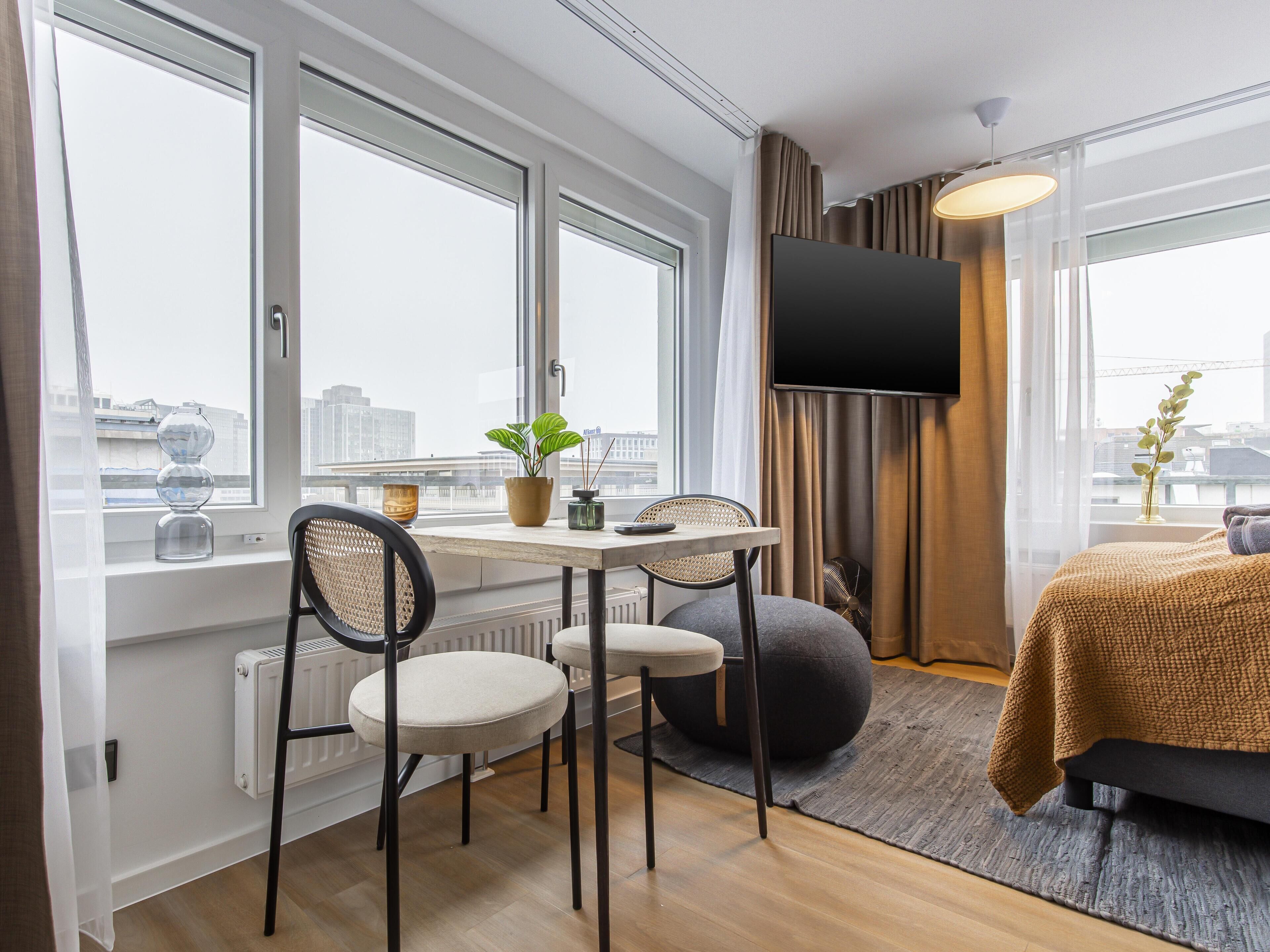 Suite M | Living area | 50-inch Smart TV with satellite channels, TV