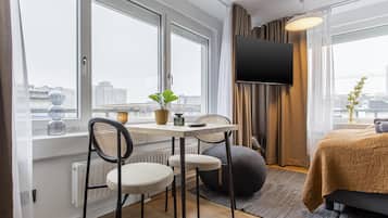 Suite M | Living area | 50-inch Smart TV with satellite channels, TV