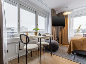 Suite M | Living area | 50-inch Smart TV with satellite channels, TV