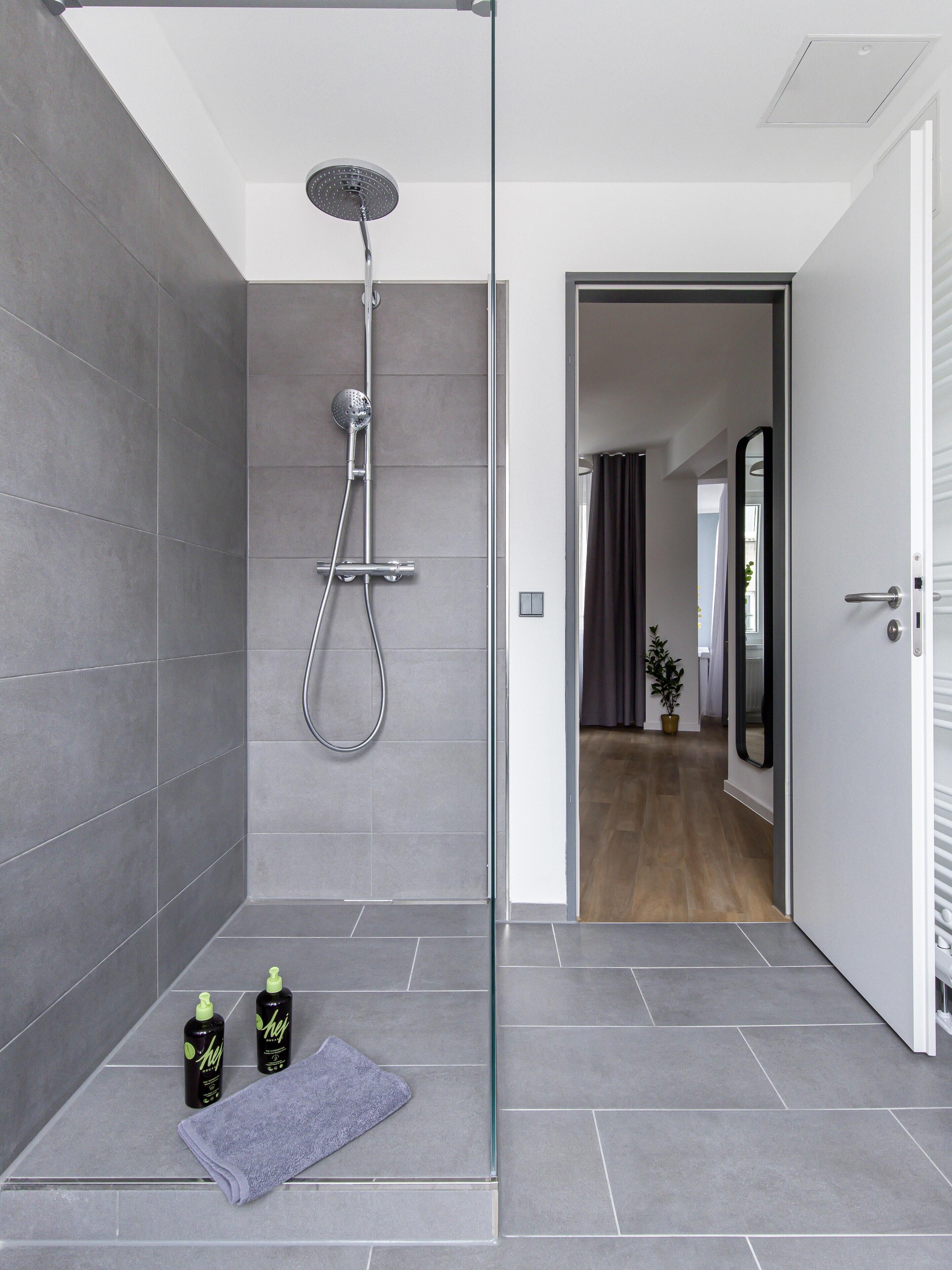 Suite L | Badezimmer | Dusche, kostenlose Toilettenartikel, Haartrockner, Handtücher