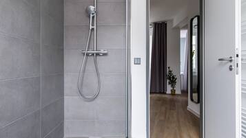 Suite L | Badezimmer | Dusche, kostenlose Toilettenartikel, Haartrockner, Handtücher