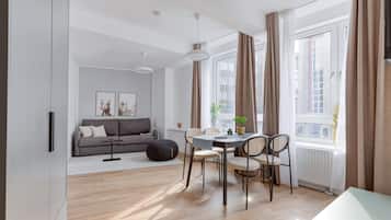 Suite XL with sofa bed | Wohnbereich | 50-Zoll-Smart-TV mit Satellitenempfang, Fernseher
