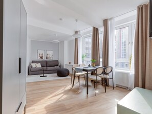 Suite XL with sofa bed | 客廳 | 50 吋智能電視連衛星電視頻道、電視