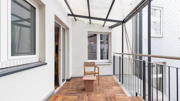 Suite L with balcony | ๋ฐ์ฝ๋