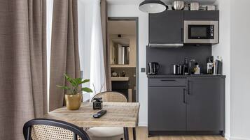 Suite L | Living area | 50-inch Smart TV with satellite channels, TV