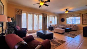 Standaard huis | Woonruimte | Een flatscreentelevisie