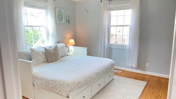 3 habitaciones, escritorio y tabla de planchar con plancha