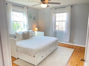 3 habitaciones, escritorio y tabla de planchar con plancha