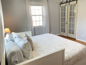 3 bedrooms, desk, iron/ironing board, travel crib