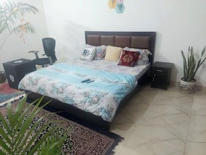 1 bedroom - S2 Room in 4BHK with Netflix, attach bath in SAKET (New Delhi)