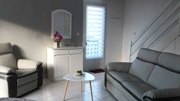 Een televisie en boeken