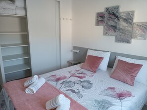 3 chambres, bureau, fer et planche à repasser, lit de bébé portatif