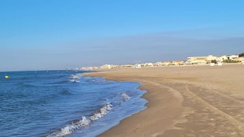 Perto da praia, espreguiçadeiras