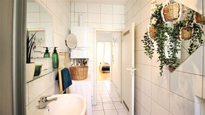 Deluxe Apartment, Balcony | Bathroom
