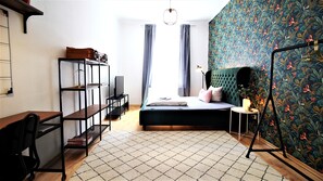 Apartemen Deluks, balkon | Area keluarga | TV layar datar