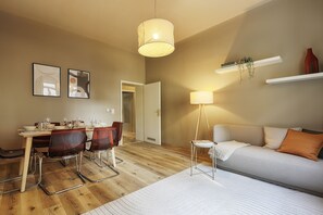 Departamento Deluxe | Área de sala de estar | Televisión de pantalla plana 