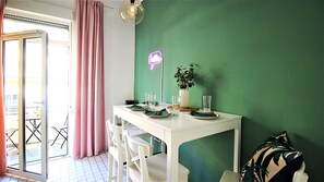 Apartamento luxo, sacada | 2 quartos, individualmente decorados, ferros/tábuas de passar roupa