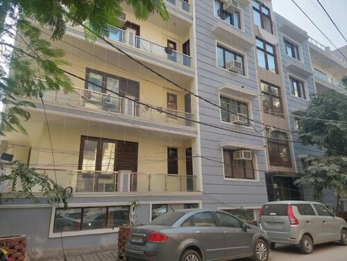 F4ARoom in 4BHK with Netflix, attach bath, washer