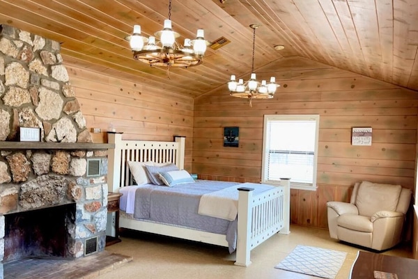 1 dormitori, planxa i posts de planxar, wifi gratuïta i roba de llit