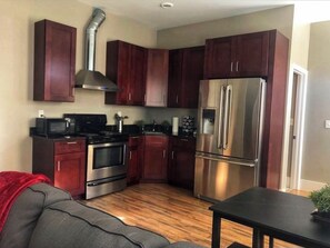 Utensilios de cocina y toallas de papel 