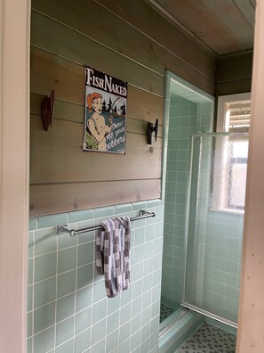 Douche, séchoir à cheveux, serviettes fournies, savon