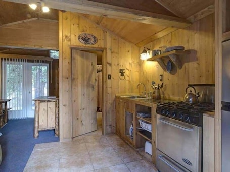 Fridge, cookware/dishes/utensils. Comfortable Cabin next to Yellowstone National Park