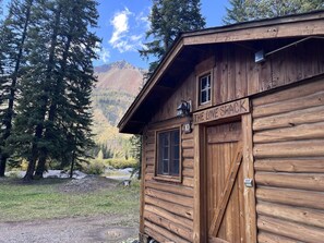 Exterior - Comfortable Cabin next to Yellowstone National Park (Silver Gate)