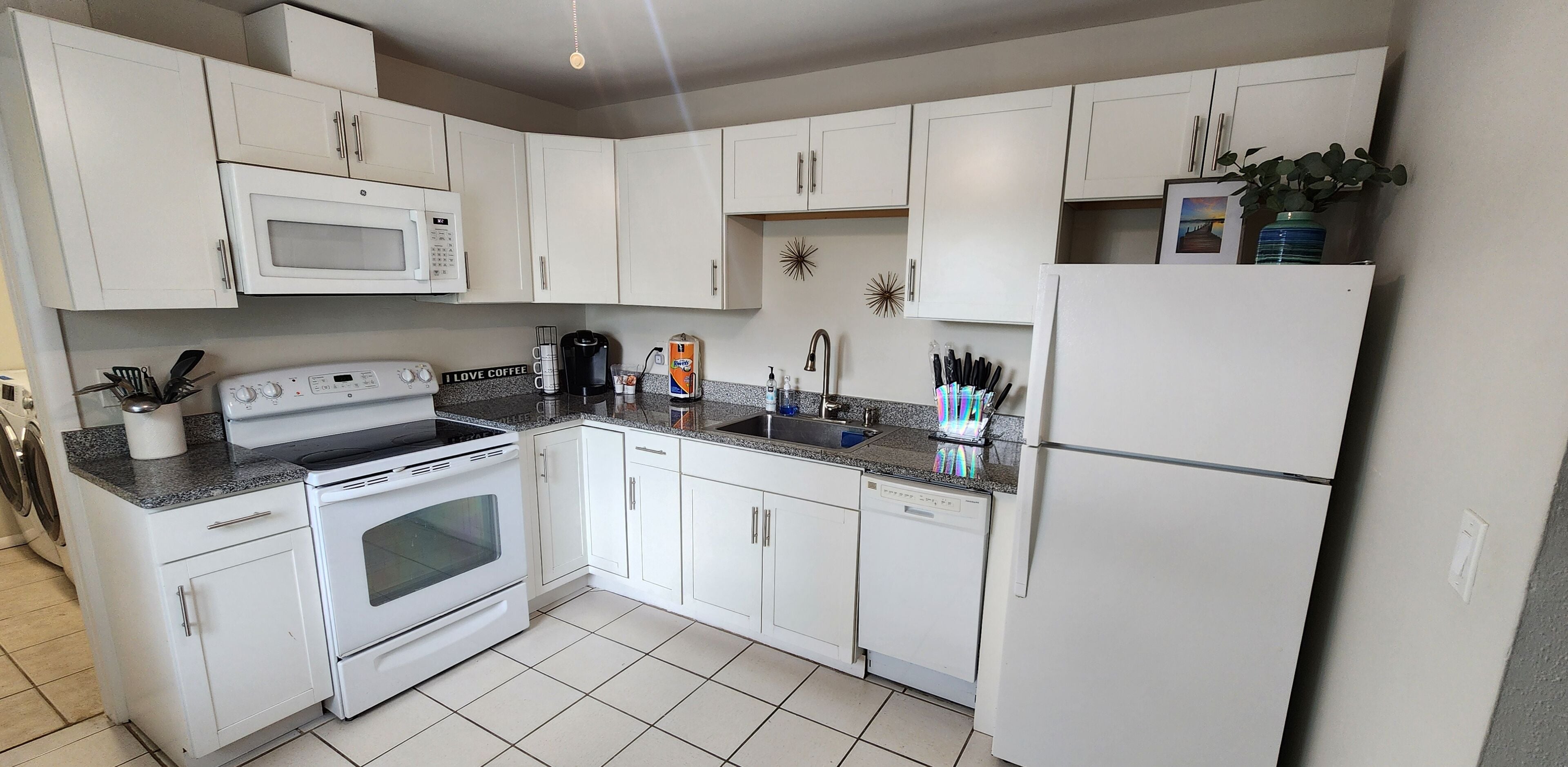 Jääkaappi, mikroaaltouuni, uuni, liesi