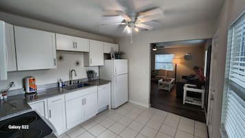 Geladeira, micro-ondas, fogão, cooktop