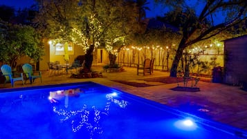 Utomhuspool och uppvärmd pool