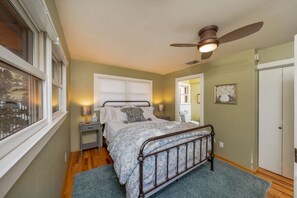 2 Schlafzimmer, Schreibtisch, Bügeleisen/Bügelbrett, Reisekinderbett