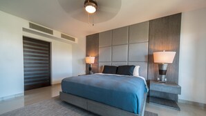 Une chambre moderne avec un grand lit, deux lampes de chevet, une tête de lit et une armoire intégrée.