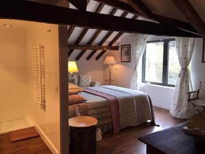 5 bedrooms, in-room safe, desk, iron/ironing board