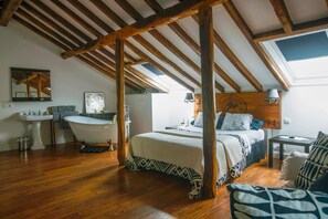5 Schlafzimmer, Zimmersafe, Schreibtisch, Bügeleisen/Bügelbrett