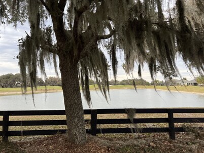 SPACIOUS VILLA WITH GOLF CART CLOSE TO LAKE SUMTER LANDING NO EXTRA GUEST FEES !