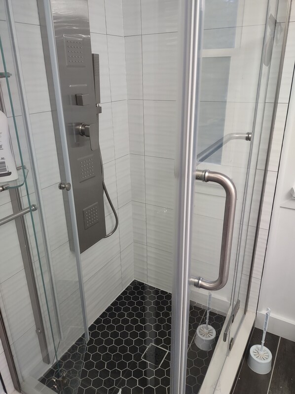 Shower, jetted tub, towels, toilet paper
