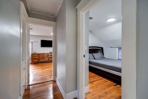 3 bedrooms, WiFi, bed sheets - Rustic Catskills Farmhouse w/ Lake Views & Wildlife (Gilboa)