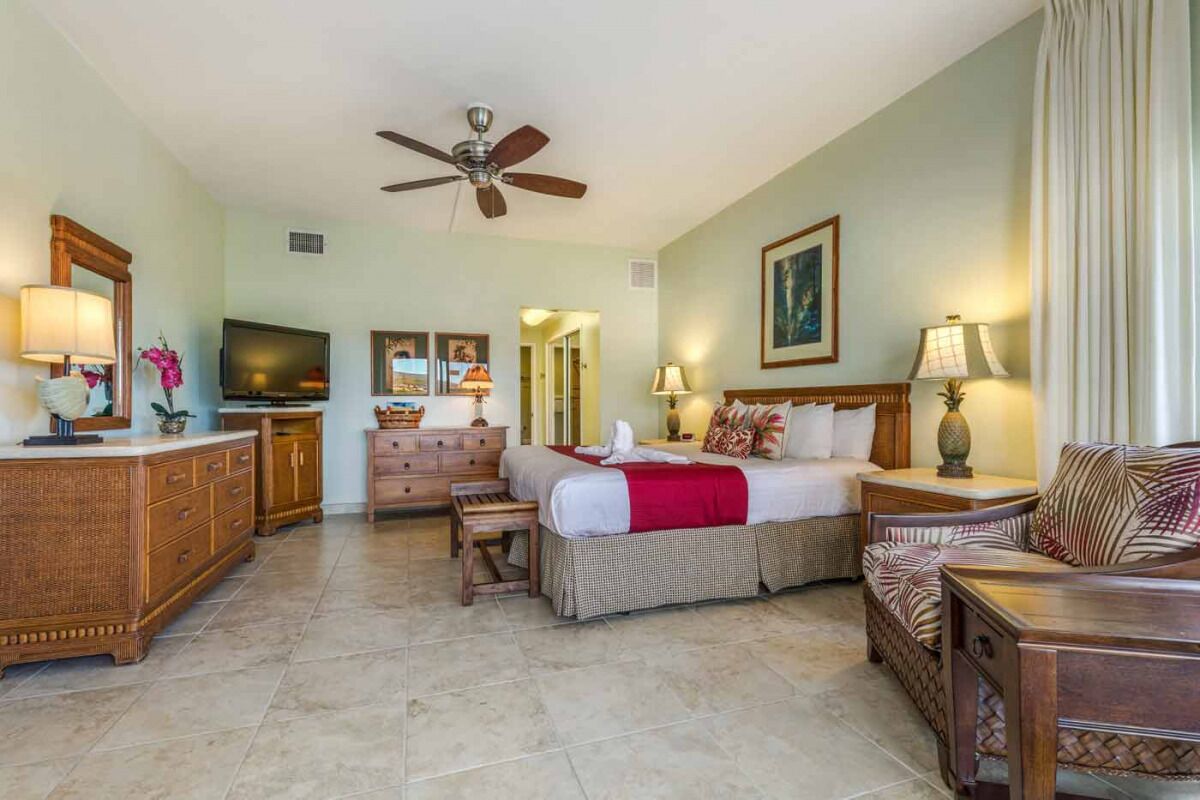 Kona Adventure! 2 Great Units, Oceanfront Property, 2 Pools, Free Parking